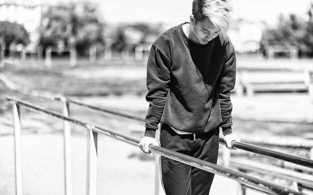 Un hombre en ropa deportiva correr al aire libre foto monocroma