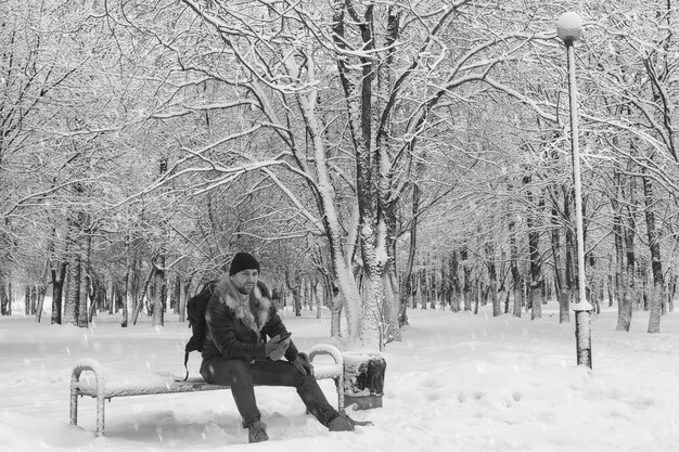 Un hombre en ropa de invierno en la calle.