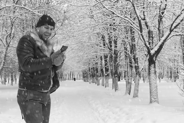 Un hombre en ropa de invierno en la calle.