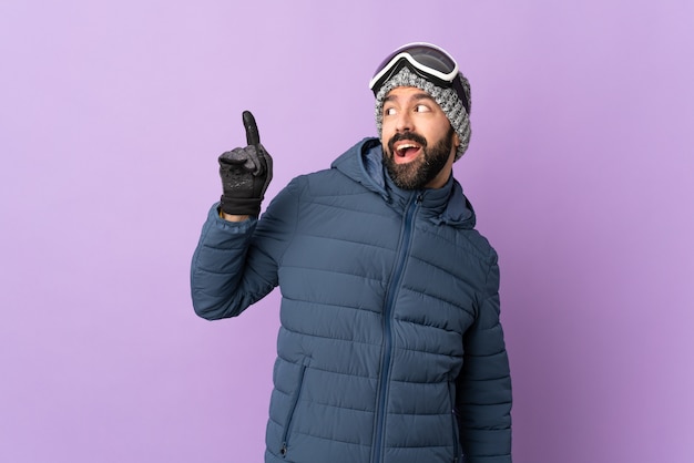 Hombre en ropa de invierno en estudio