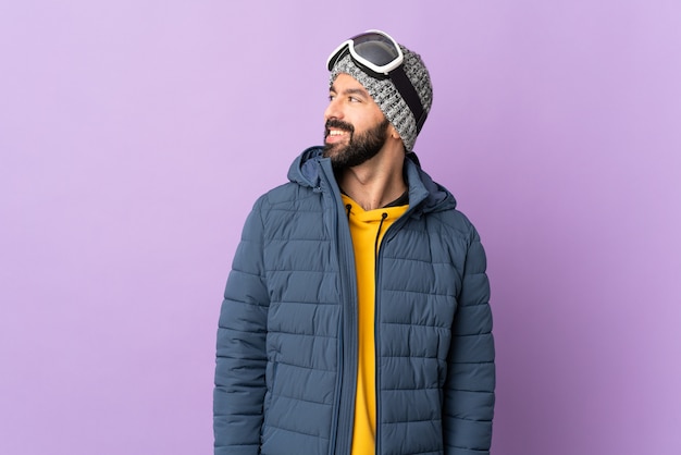 Hombre con ropa de invierno en estudio