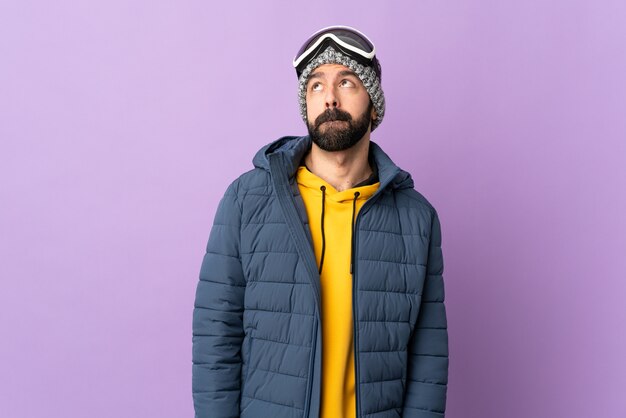 Hombre con ropa de invierno en estudio