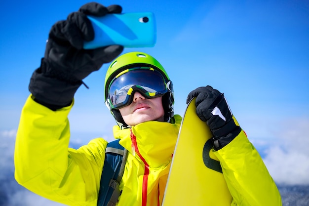 Hombre en ropa de invierno tomando un selfie