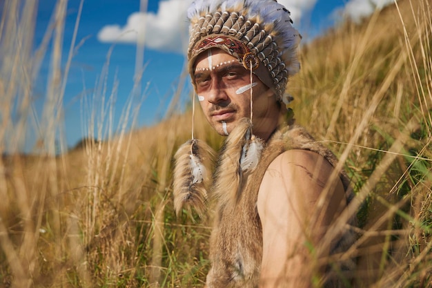 Un hombre con ropa tradicional de nativos americanos en la estepa