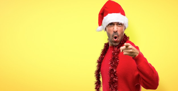 Hombre con ropas rojas celebrando las fiestas navideñas frustrado por una mala situación.