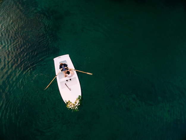 Hombre rueda mujer en un barco decorado con flores vista aérea