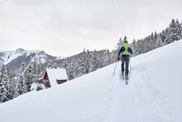 Un hombre en una ruta de esquí solitaria en los Alpes