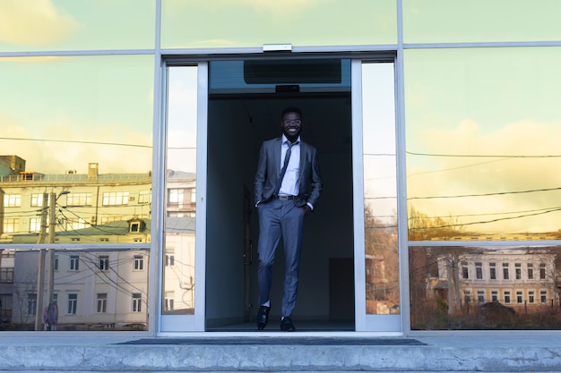 Foto el hombre sale del edificio feliz