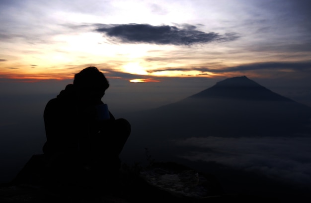 hombre y la salida del sol en la montaña