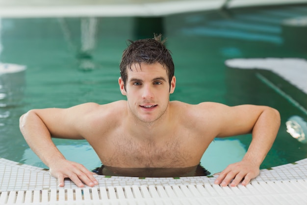 Hombre saliendo de la piscina