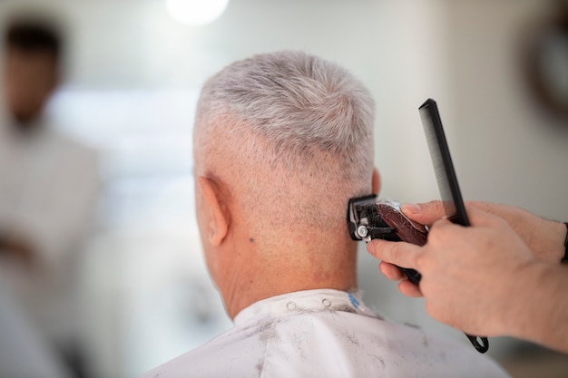 Un hombre en el salón de belleza