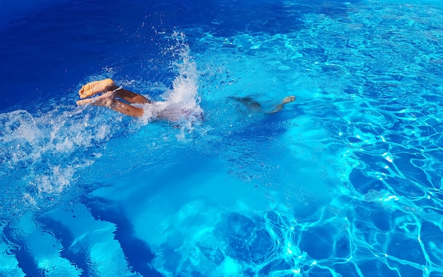 El hombre saltó a la piscina azul