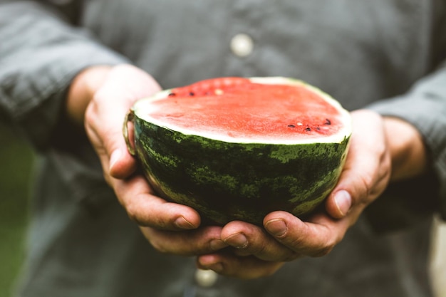 hombre con sandia