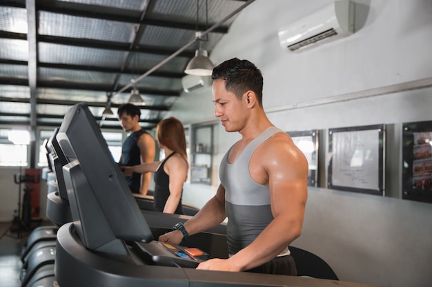 Hombre sano comenzar una cinta juntos