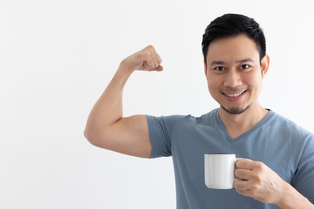 Hombre sano feliz bebe café saludable en la pared aislada.