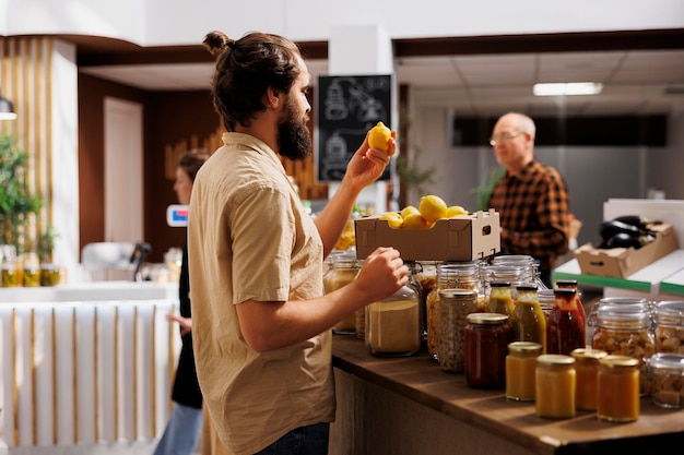 El hombre sano mira los limones.