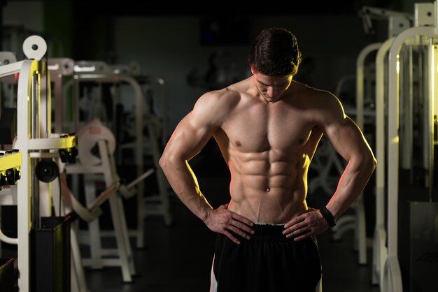 Hombre sano con Six Pack