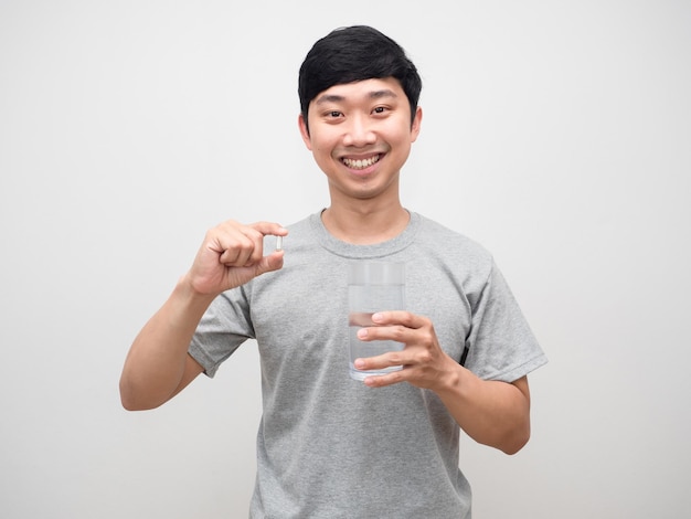 Hombre sano sonriendo sosteniendo medicina y retrato de agua