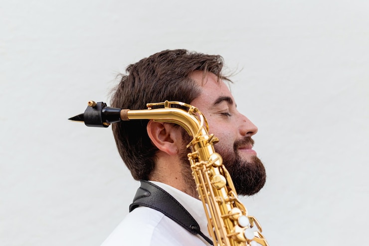 Foto un hombre con un saxofón que dice "el saxofón"