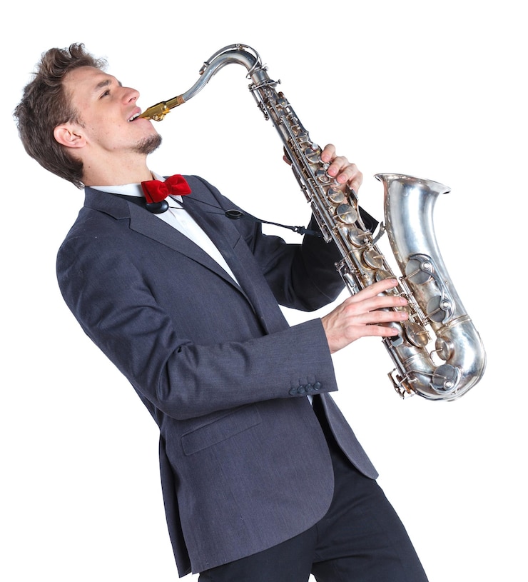 Foto hombre con saxofón