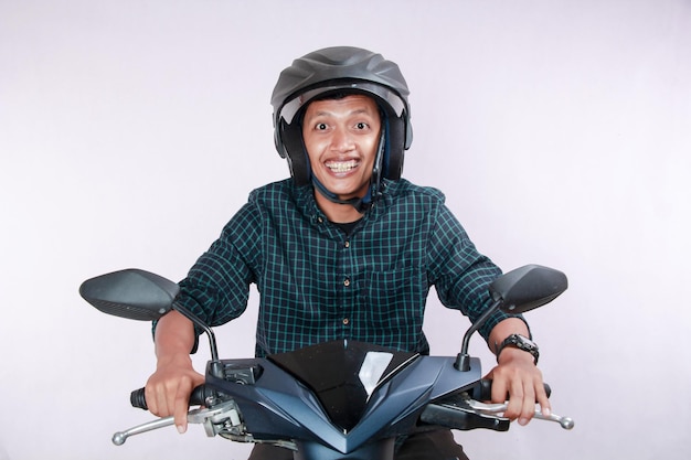 Foto un hombre en una scooter con casco.