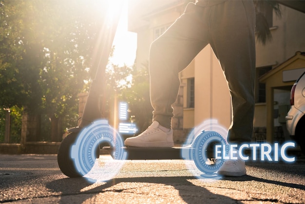 Un hombre con scooter eléctrico en la calle. Concepto.