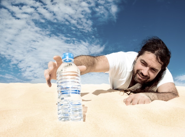 Hombre sediento buscando una botella de agua