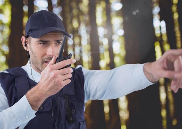 Hombre de seguridad afuera en el bosque