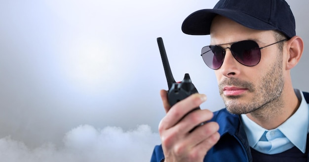 Hombre de seguridad afuera con nubes de fondo brillantes