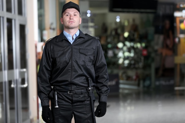 Foto hombre de seguridad de pie en el interior