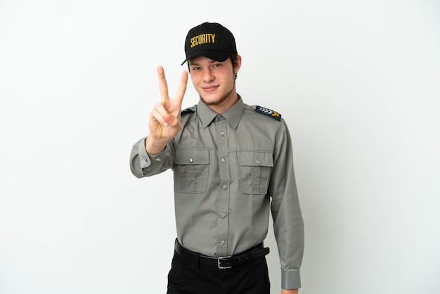 Hombre de seguridad ruso joven aislado sobre fondo blanco sonriendo y mostrando el signo de la victoria