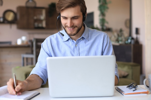 Hombre seguro con auriculares hablando y viendo la formación de seminarios web de negocios, escuchando una conferencia.