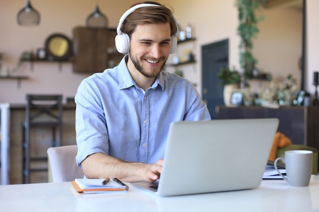 Hombre seguro con auriculares hablando y viendo la formación de seminarios web de negocios, escuchando una conferencia.