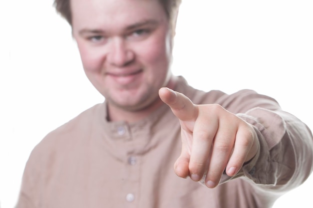 Foto el hombre señala el dedo índice con el fondo de la cara borrosa