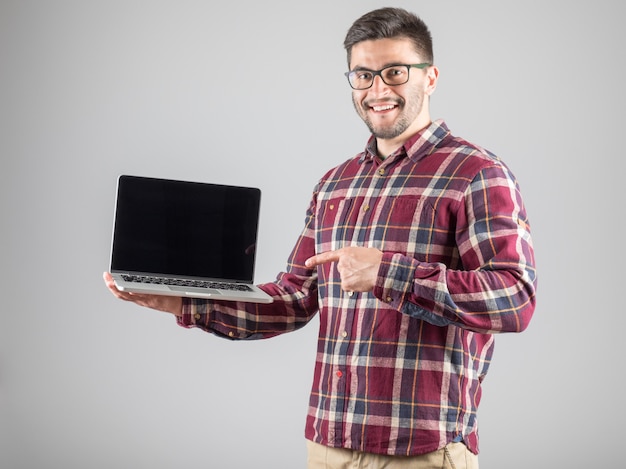 Hombre señalando en la computadora portátil