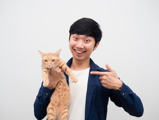 Hombre señalar con el dedo al gato en su mano cara alegre y sonrisa fondo blanco