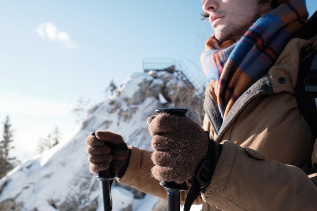 Hombre de senderismo con bastones de trekking