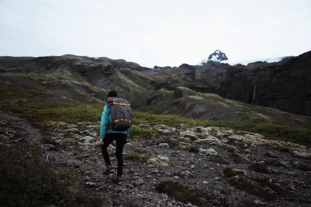 Hombre de senderismo en la costa sur de Islandia