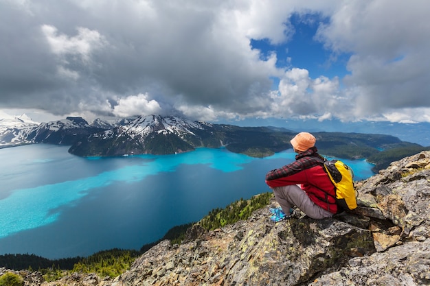 Hombre de senderismo en las montañas canadienses. La caminata es la actividad recreativa popular en América del Norte. Hay muchos senderos pintorescos.