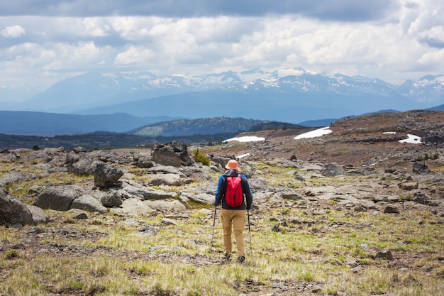 Hombre de senderismo en las montañas canadienses. La caminata es la actividad recreativa popular en América del Norte. Hay muchos senderos pintorescos.