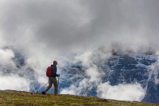Hombre de senderismo en las montañas canadienses. La caminata es la actividad recreativa popular en América del Norte.