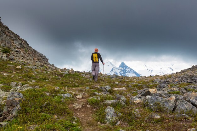 Hombre de senderismo en las montañas canadienses.