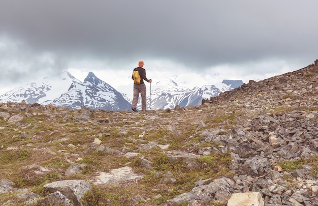 Hombre de senderismo en las montañas canadienses.