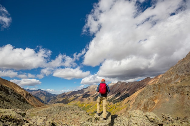 Hombre senderismo en las Montañas Rocosas de Colorado en la temporada de otoño