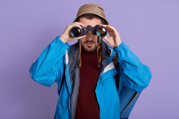 Hombre senderismo y observación de aves