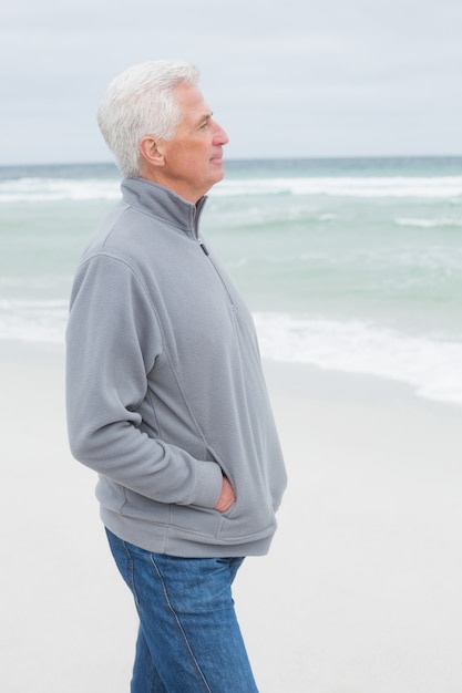 Hombre senior casual contemplativo en la playa