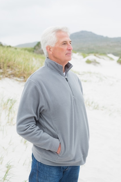 Hombre senior casual contemplativo en la playa