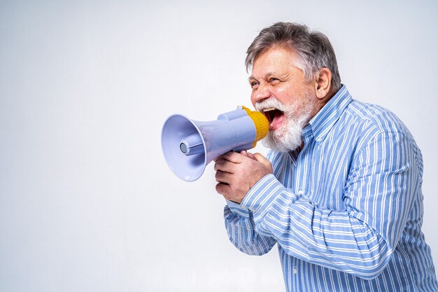 Hombre senior excéntrico con retrato de expresión divertida en superficie