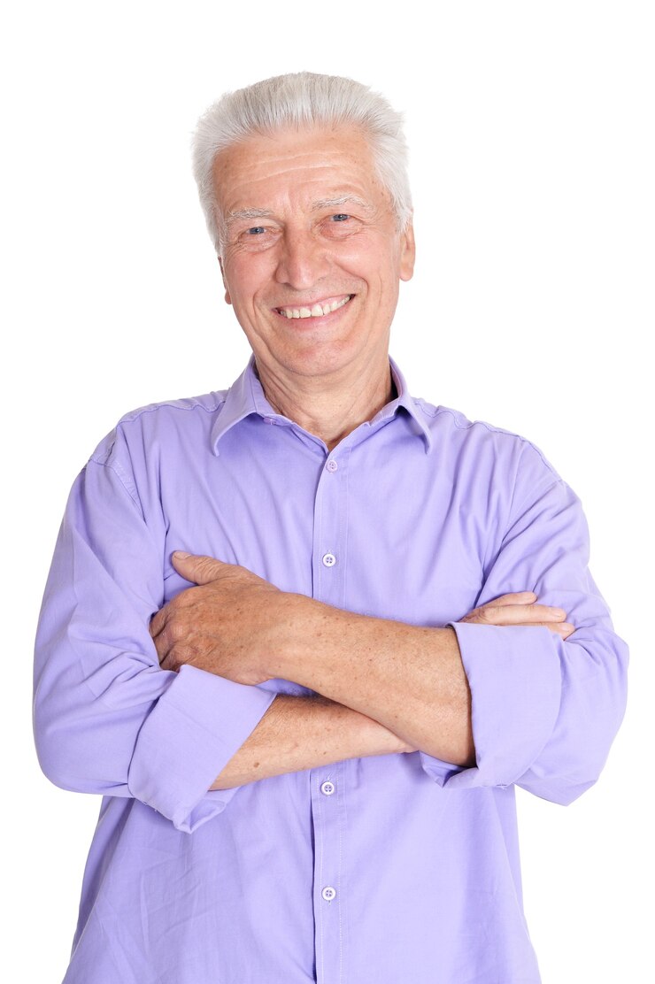 Foto hombre senior feliz en camisa sobre fondo blanco.