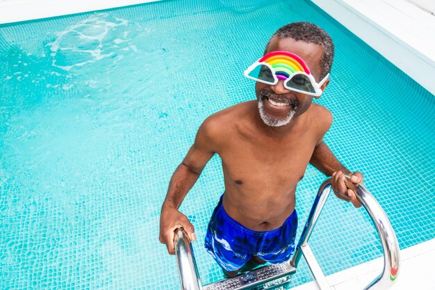 Hombre senior feliz fiesta en la piscina